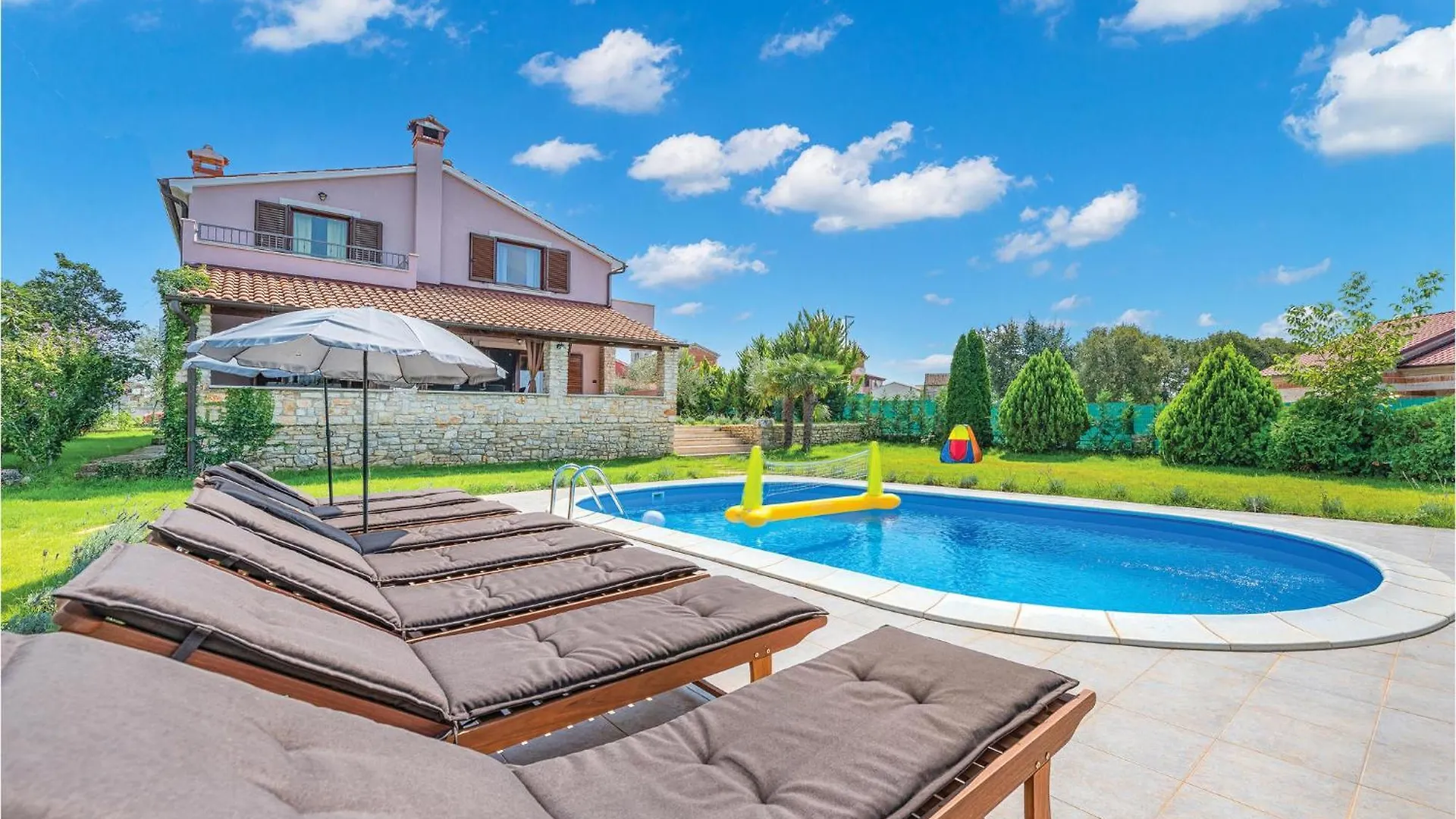 Amazing Home In Bale With Outdoor Swimming Pool Casa de Férias