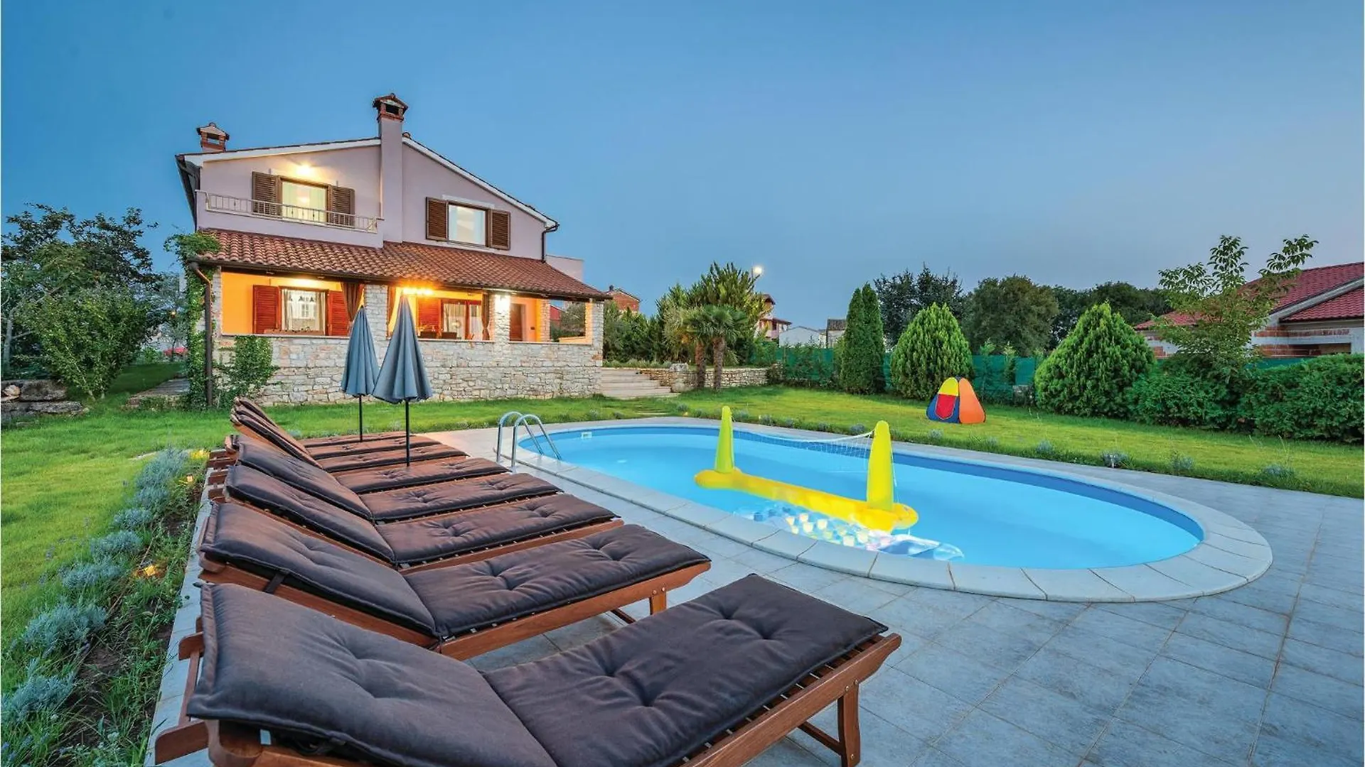 Casa de Férias Amazing Home In Bale With Outdoor Swimming Pool