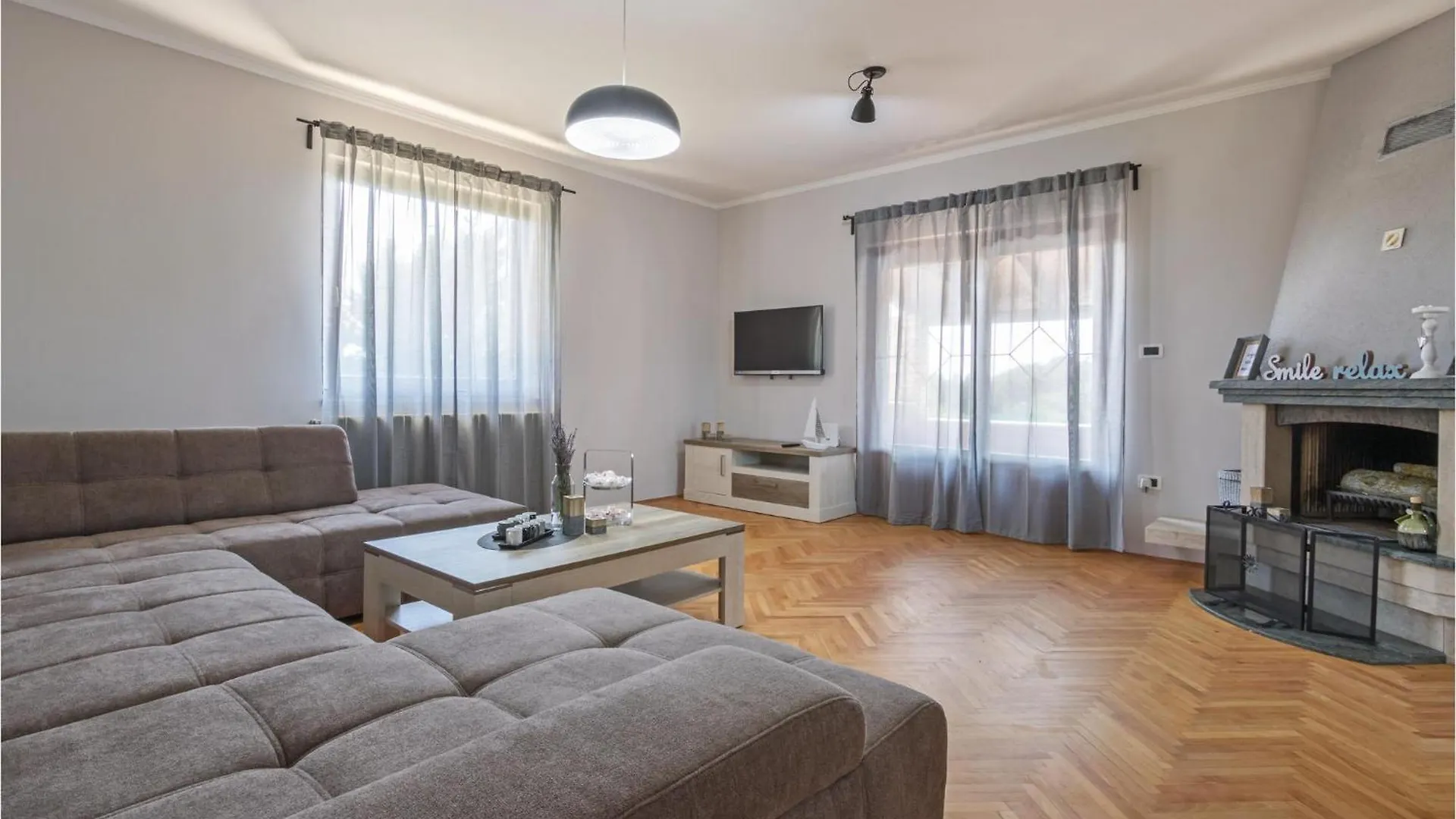 Amazing Home In Bale With Outdoor Swimming Pool Casa de Férias