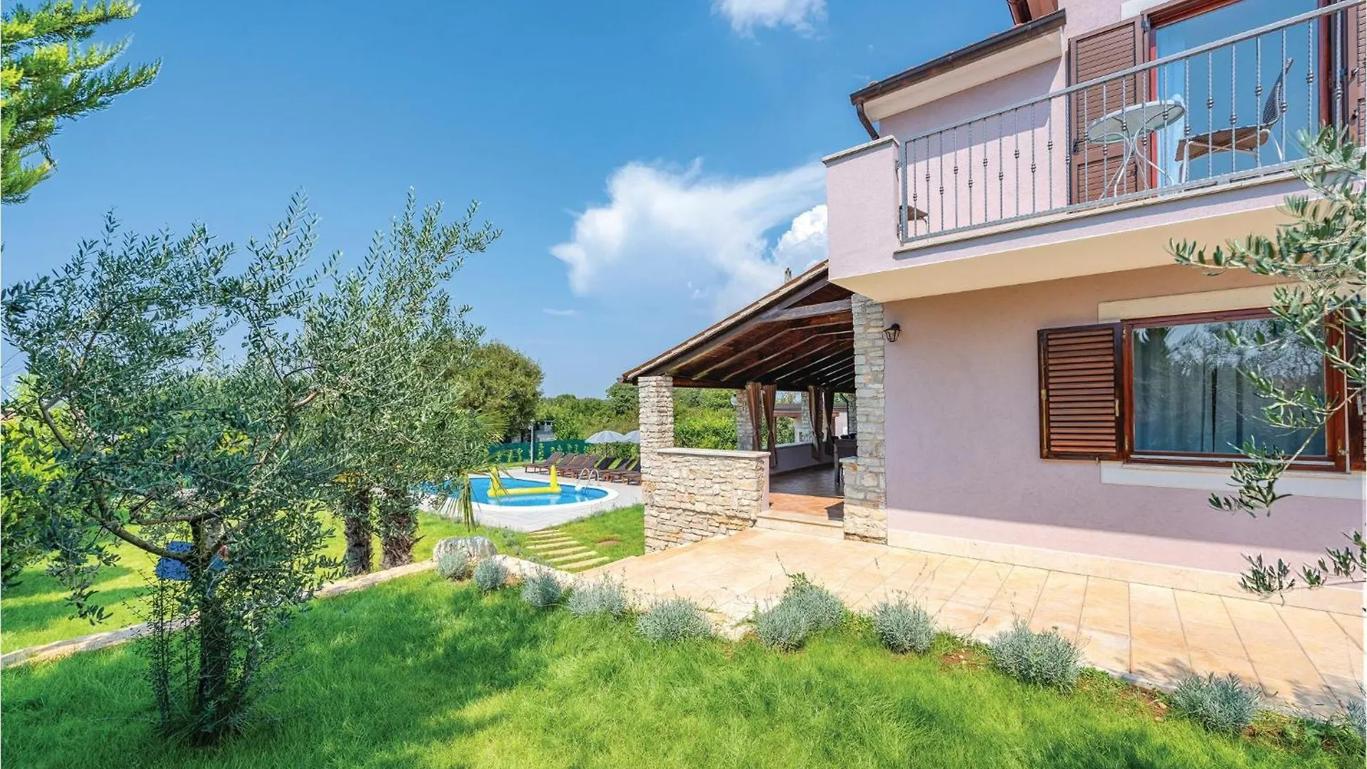 Casa de Férias Amazing Home In Bale With Outdoor Swimming Pool