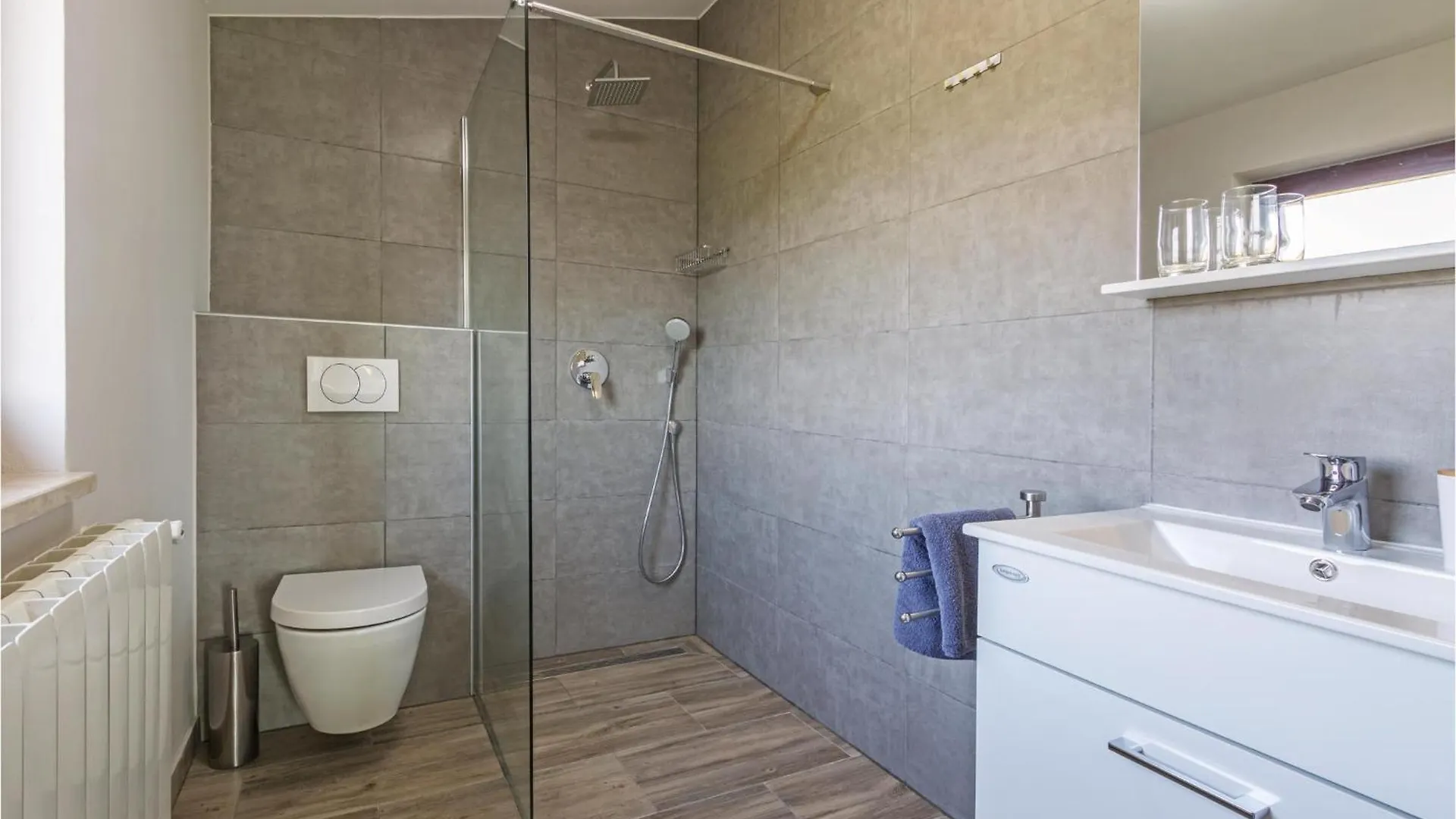 Amazing Home In Bale With Outdoor Swimming Pool Casa de Férias